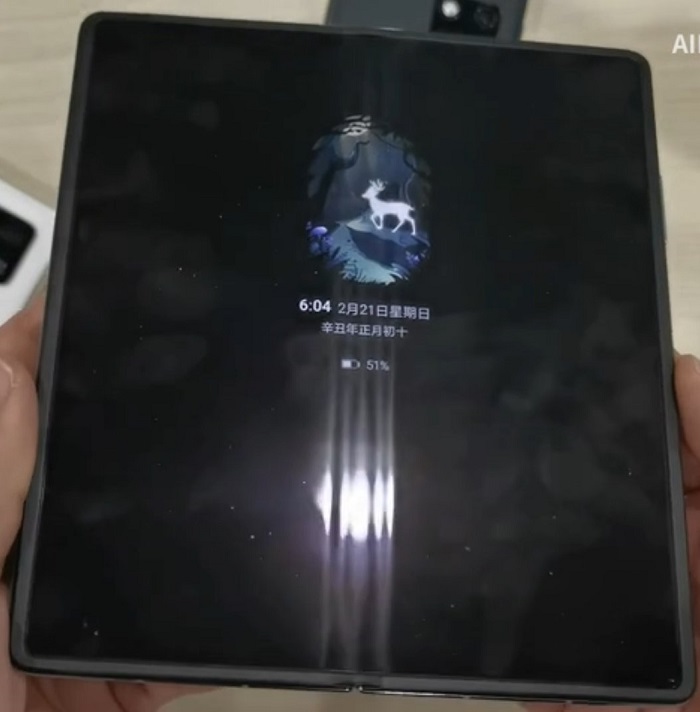 屏幕供应商的锅？华为Mate X2折痕明显