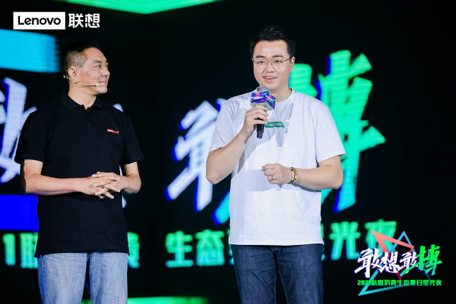 【联想刘军为“001号”会员颁发会员尊享黑金卡】