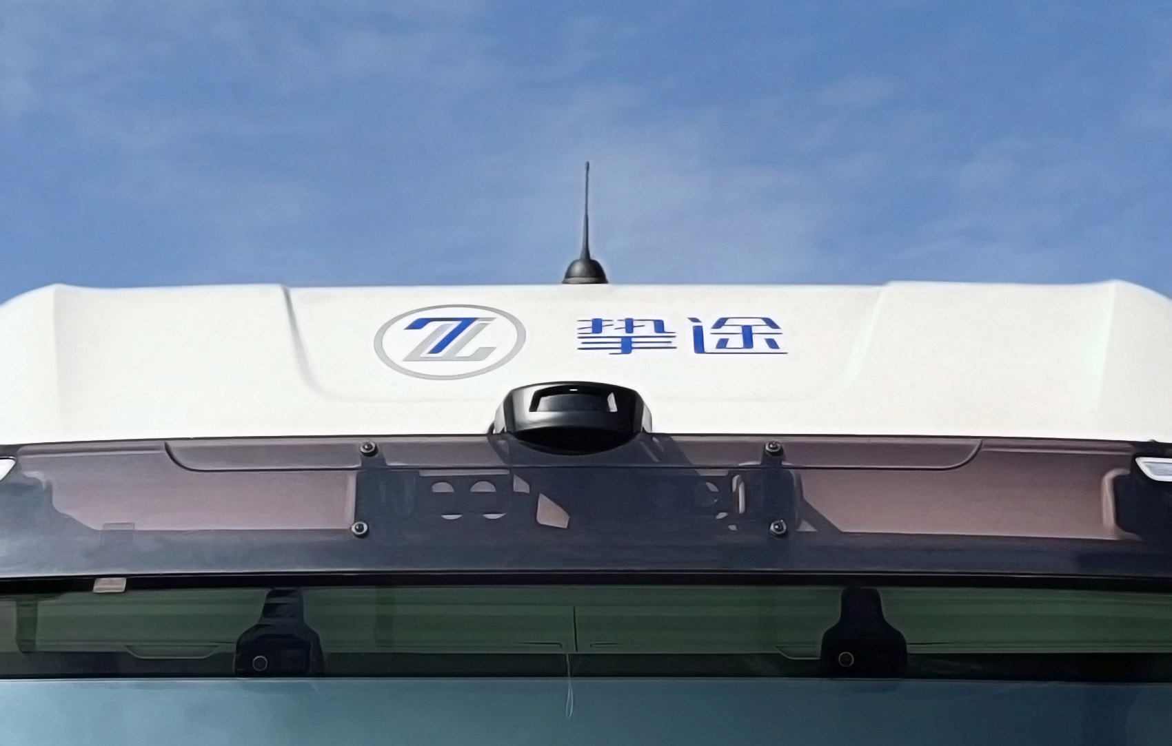 RS-LiDAR-M1搭载于一汽解放智能驾驶重卡挡风玻璃上方
