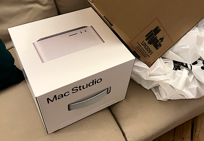 幸运小伙提前拿到Mac Studio新机 确实要比Mac mini大不少