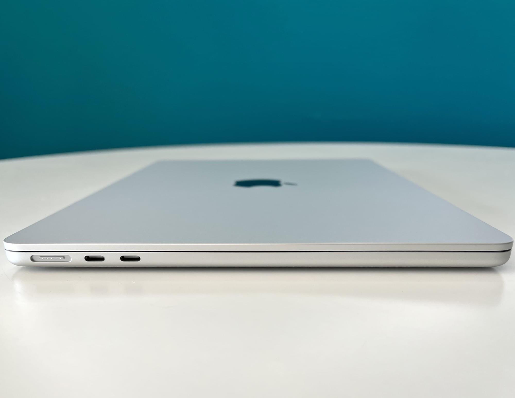 M2 MacBook Air开箱图赏 刘海看起来也没有那么丑