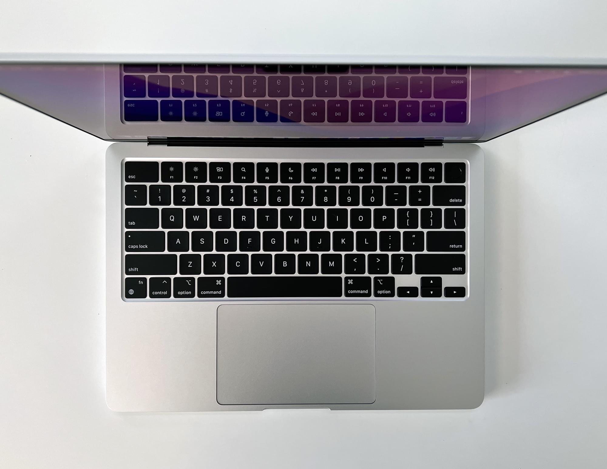 M2 MacBook Air开箱图赏 刘海看起来也没有那么丑