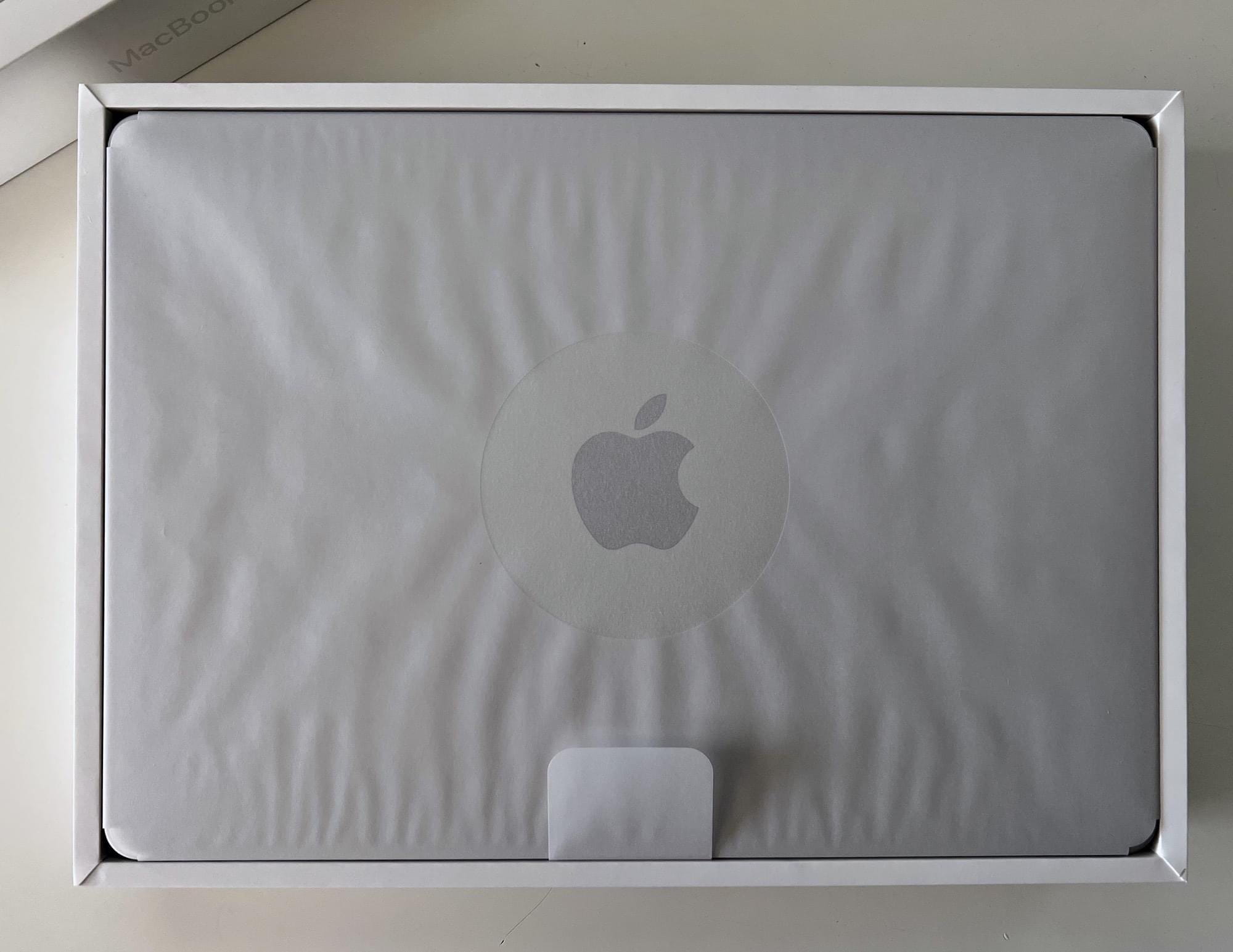 M2 MacBook Air开箱图赏 刘海看起来也没有那么丑