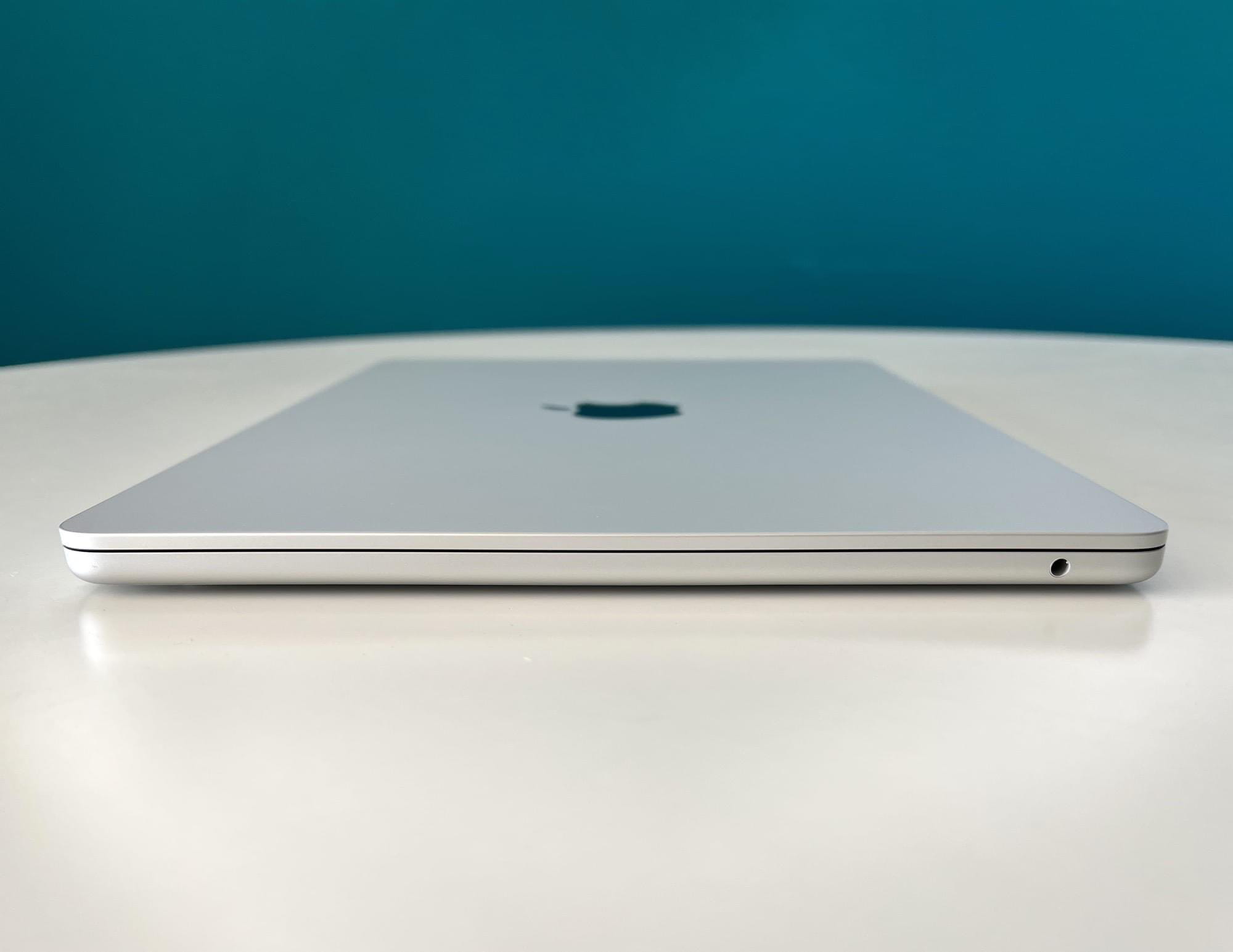 M2 MacBook Air开箱图赏 刘海看起来也没有那么丑