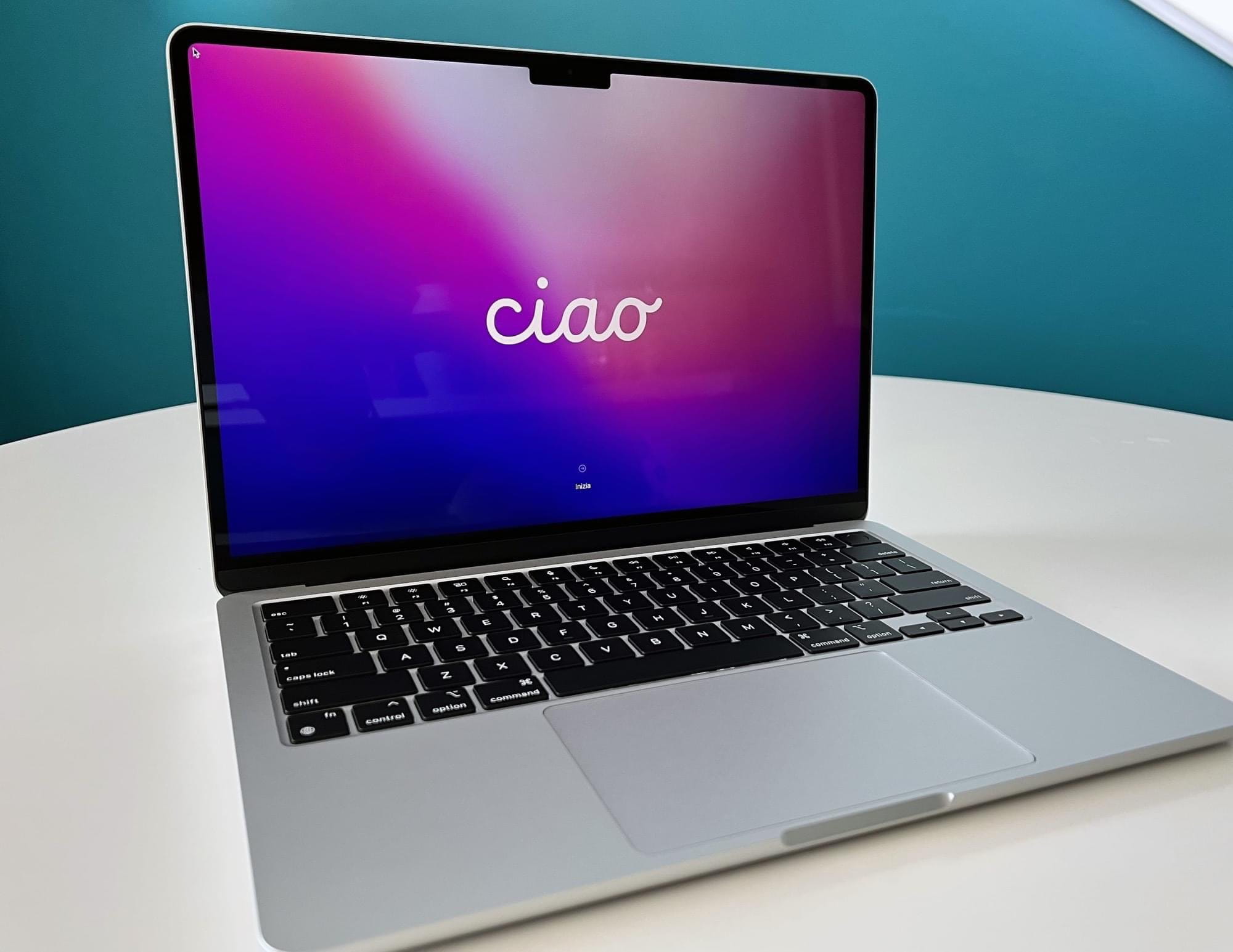 M2 MacBook Air开箱图赏 刘海看起来也没有那么丑