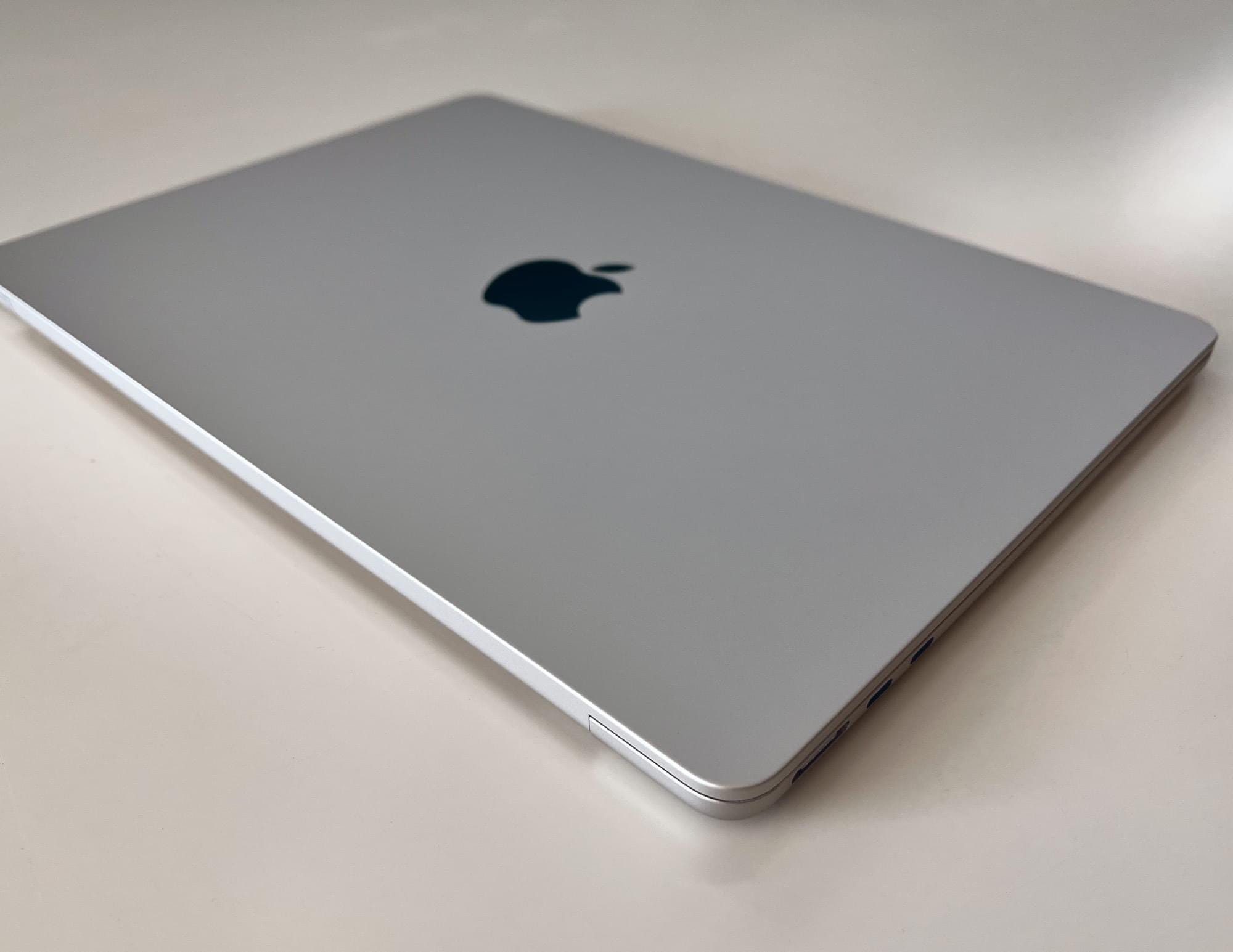 M2 MacBook Air开箱图赏 刘海看起来也没有那么丑