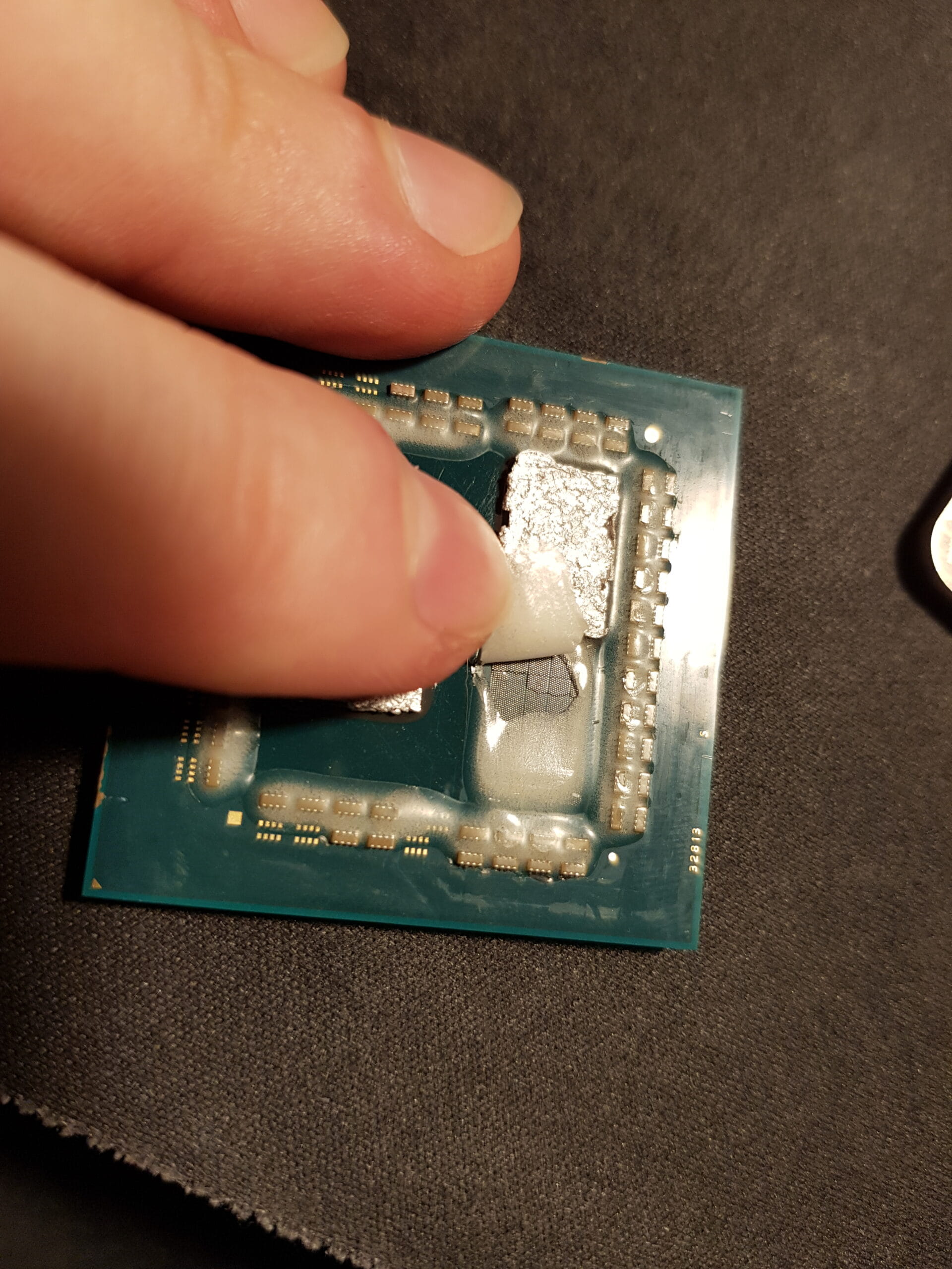 AMD Ryzen 7 5800X3D 3D V-Cache CPU开盖后运行温度更低