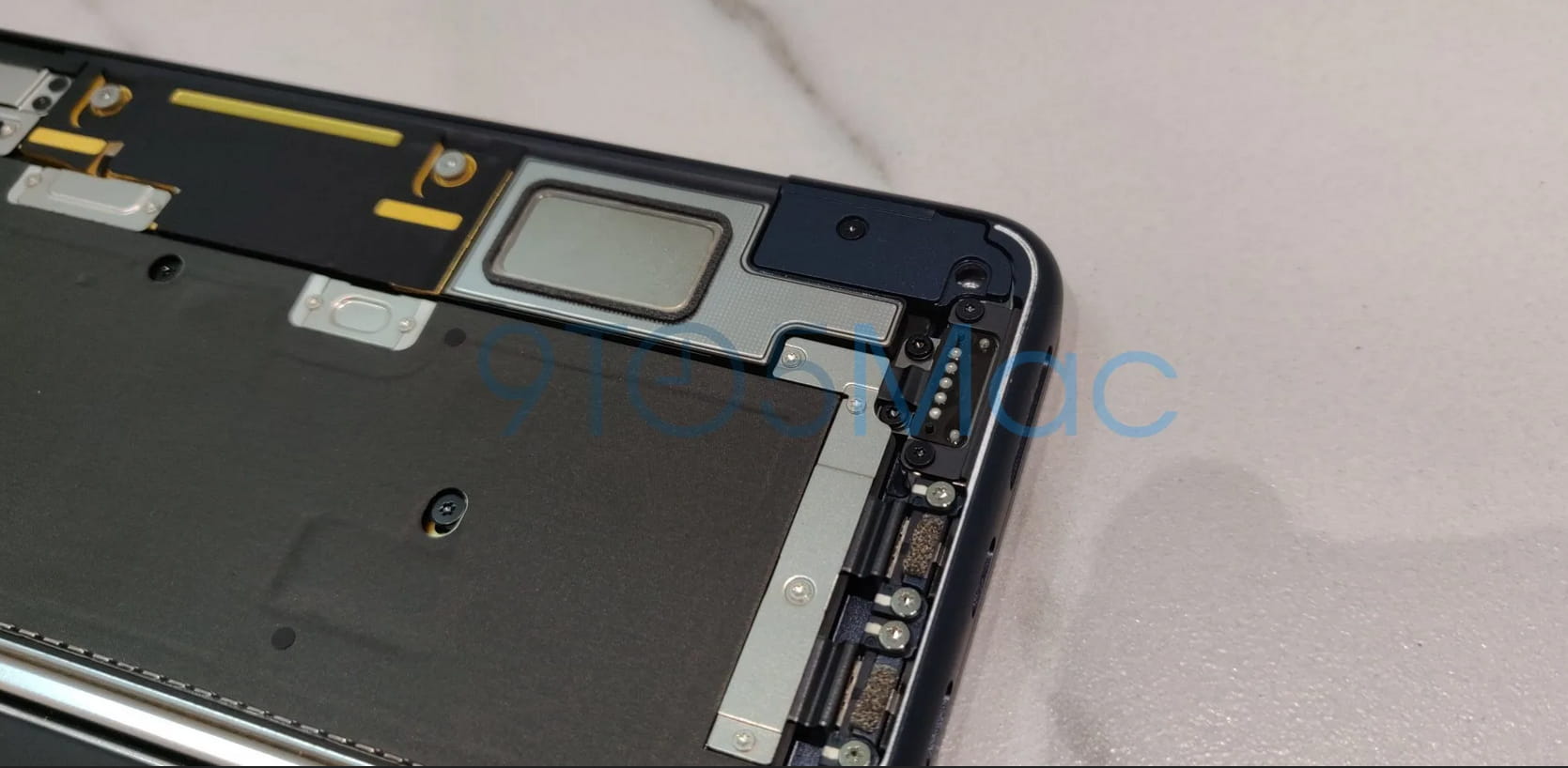 M2 MacBook Air内部图片曝光 大型被动散热器抢眼