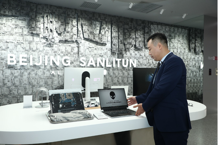 戴尔中国消费及小企业事业部ALIENWARE 高级产品经理于杰介绍新品
