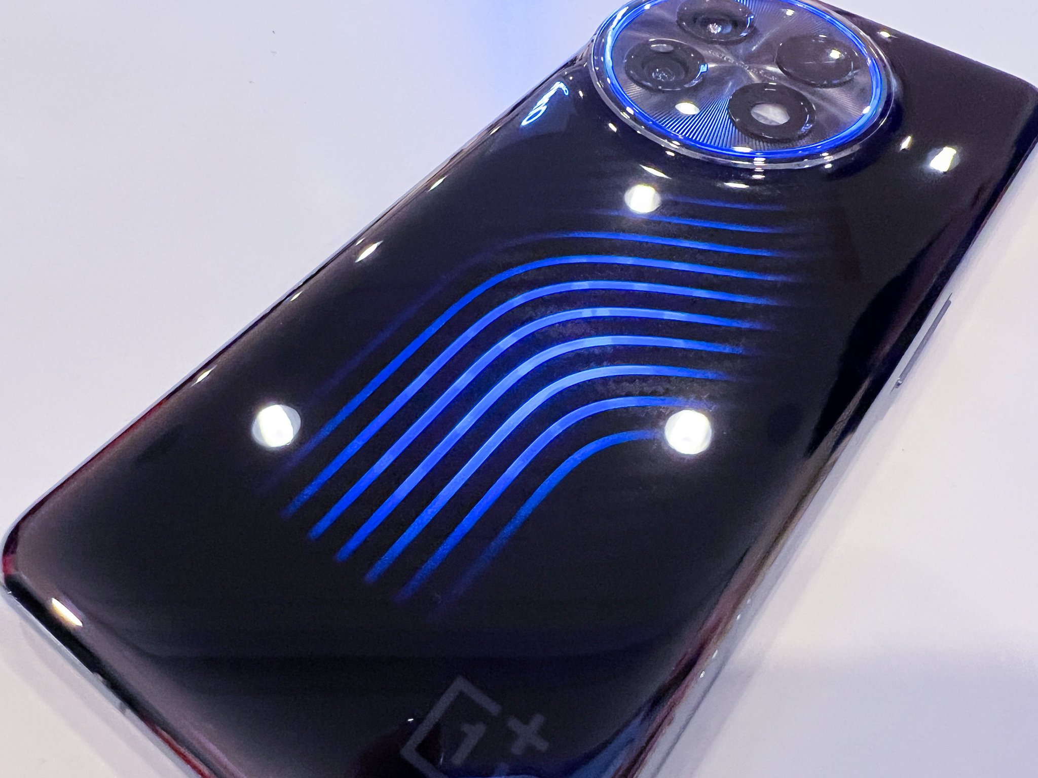 OnePlus 11 Concept是第一款你买不到的水冷手机