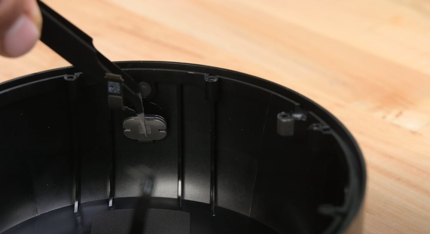 HomePod 2拆解：苹果用胶水代替了大量螺钉