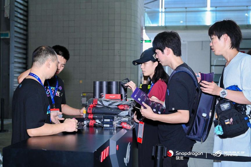 堪称CJ2023顶流！ROG 7系列展区成数码爱好者“圣地”