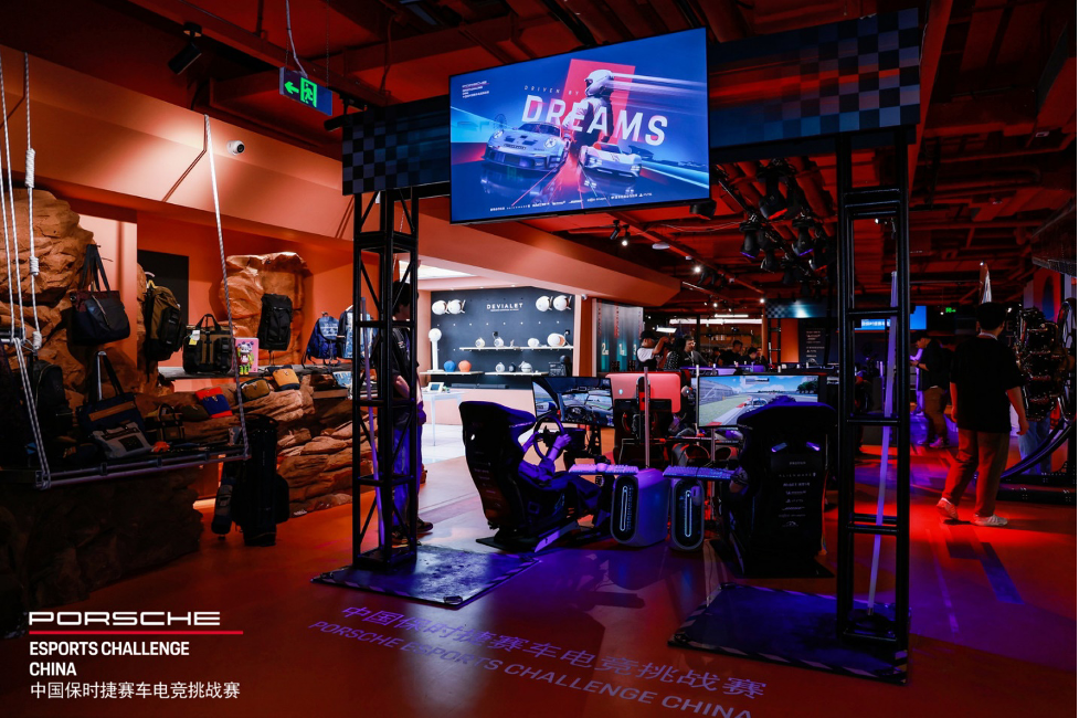 ALIENWARE外星人专业电竞设备为PRO-AM绅士组提供支持，玩家们现场体验电竞赛车