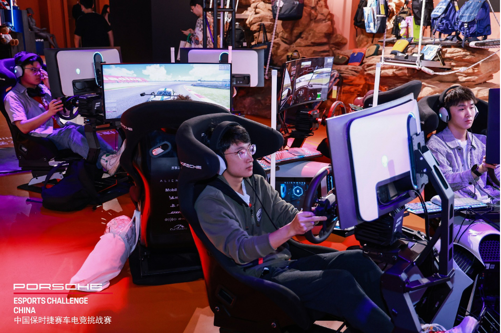 ALIENWARE外星人专业电竞设备为PRO-AM绅士组提供支持，玩家们现场体验电竞赛车