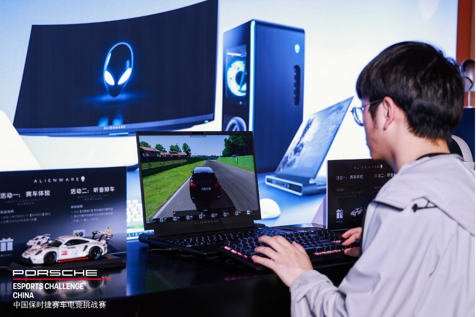 玩家们在ALIENWARE外星人展台体验最新产品