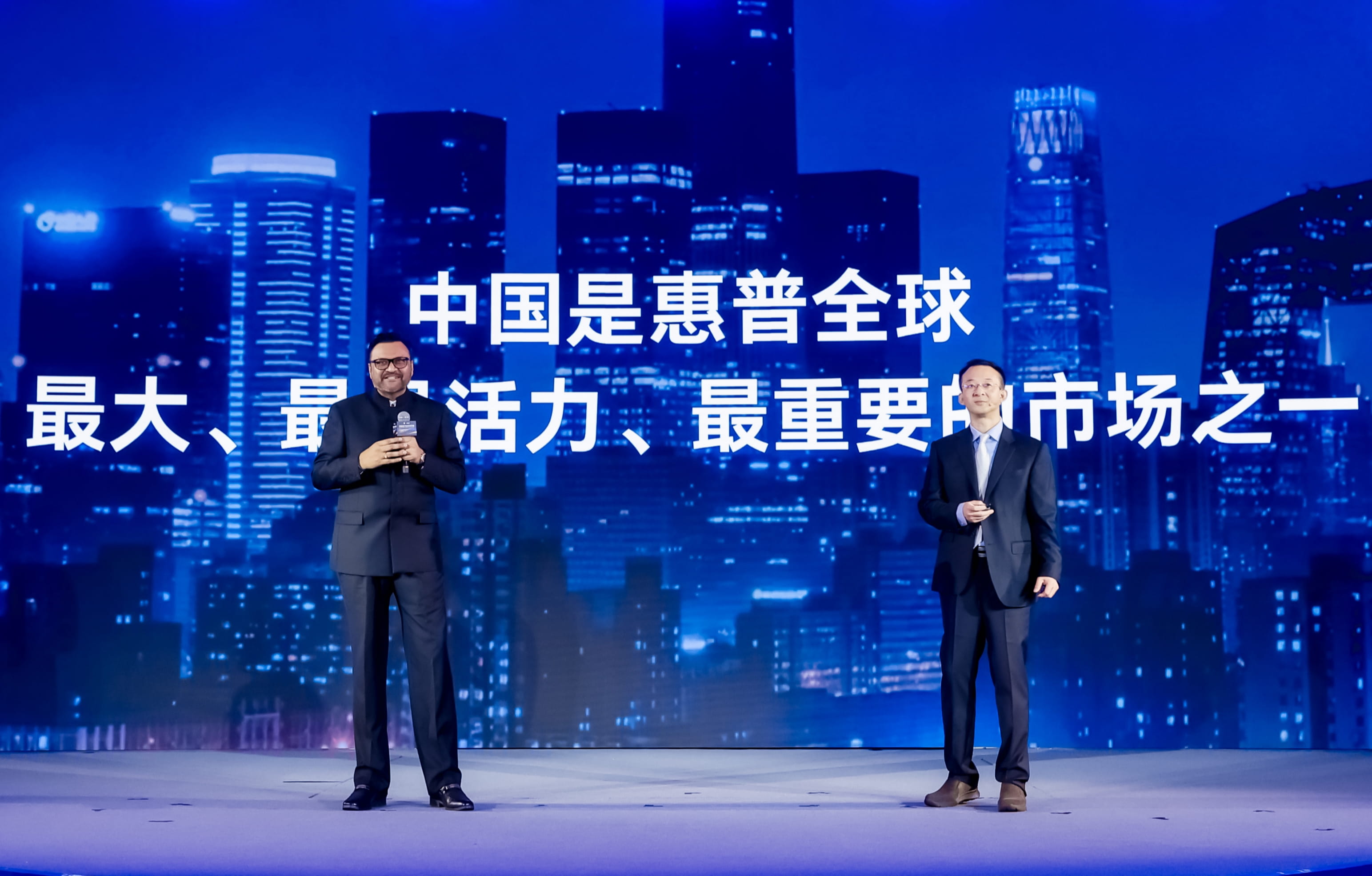 图：惠普公司全球个人信息产品事业部首席运营官 Ketan Patel与中国惠普有限公司副总裁、大中华区个人信息产品事业部总经理周信宏