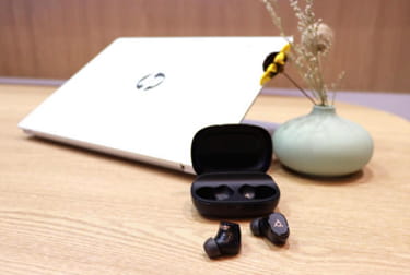 图：Poly Studio E60 中大型会议室智能AI摄像头（左） Poly Studio V52中型会议室USB一体化音视频外设（右）