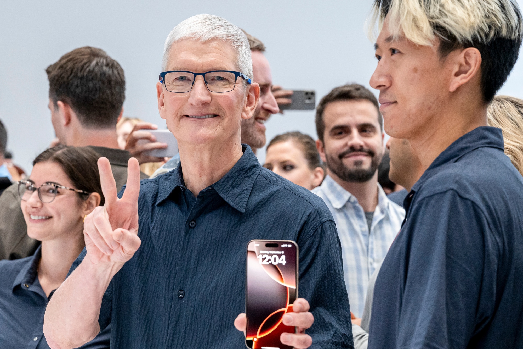 可折叠iPhone新料：书本式设计+五颗摄像头，苹果C2调制解调器