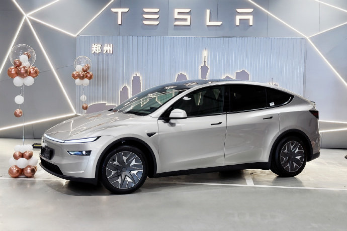 特斯拉 Model Y L 今日开启全国首批交付，售价 33.9 万元