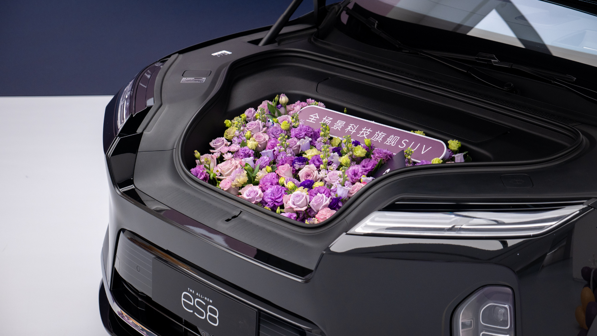 蔚来全新ES8交付120天破5万台 900V架构引领高端纯电SUV市场