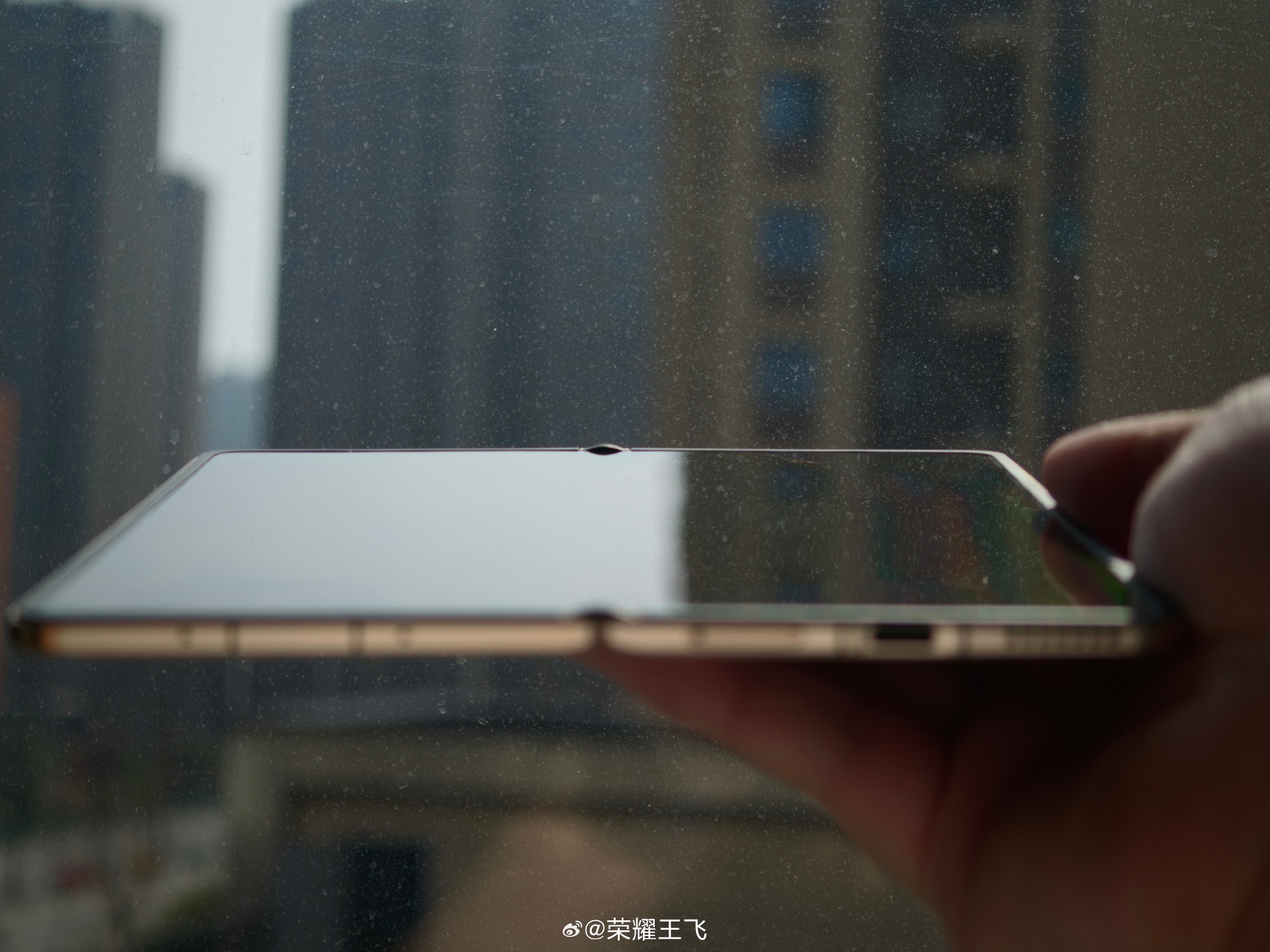 荣耀Magic V6折叠屏细节曝光 折痕近乎隐形，3月1日全球首发