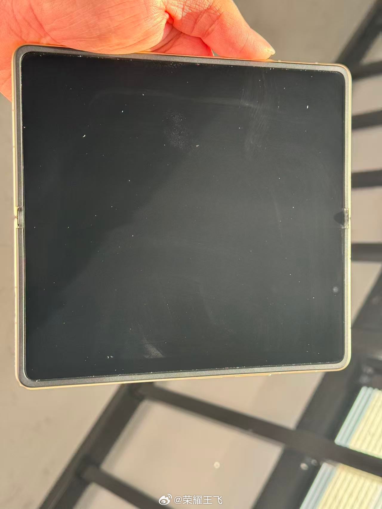 荣耀Magic V6折叠屏细节曝光 折痕近乎隐形，3月1日全球首发