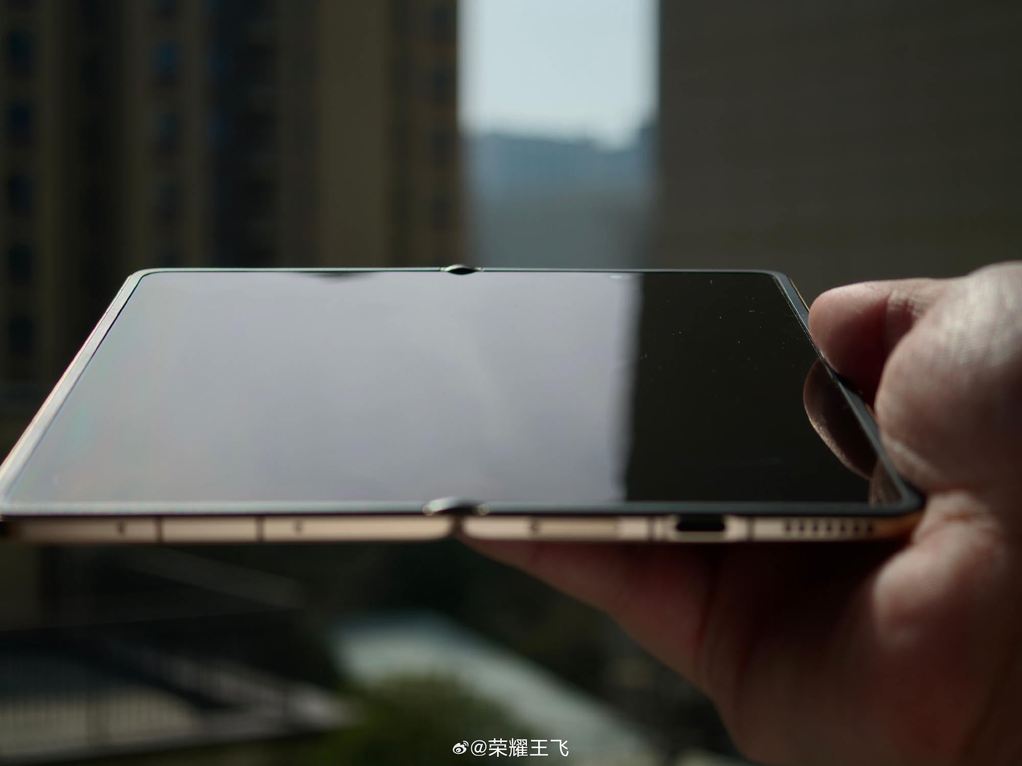 荣耀Magic V6折叠屏细节曝光 折痕近乎隐形，3月1日全球首发
