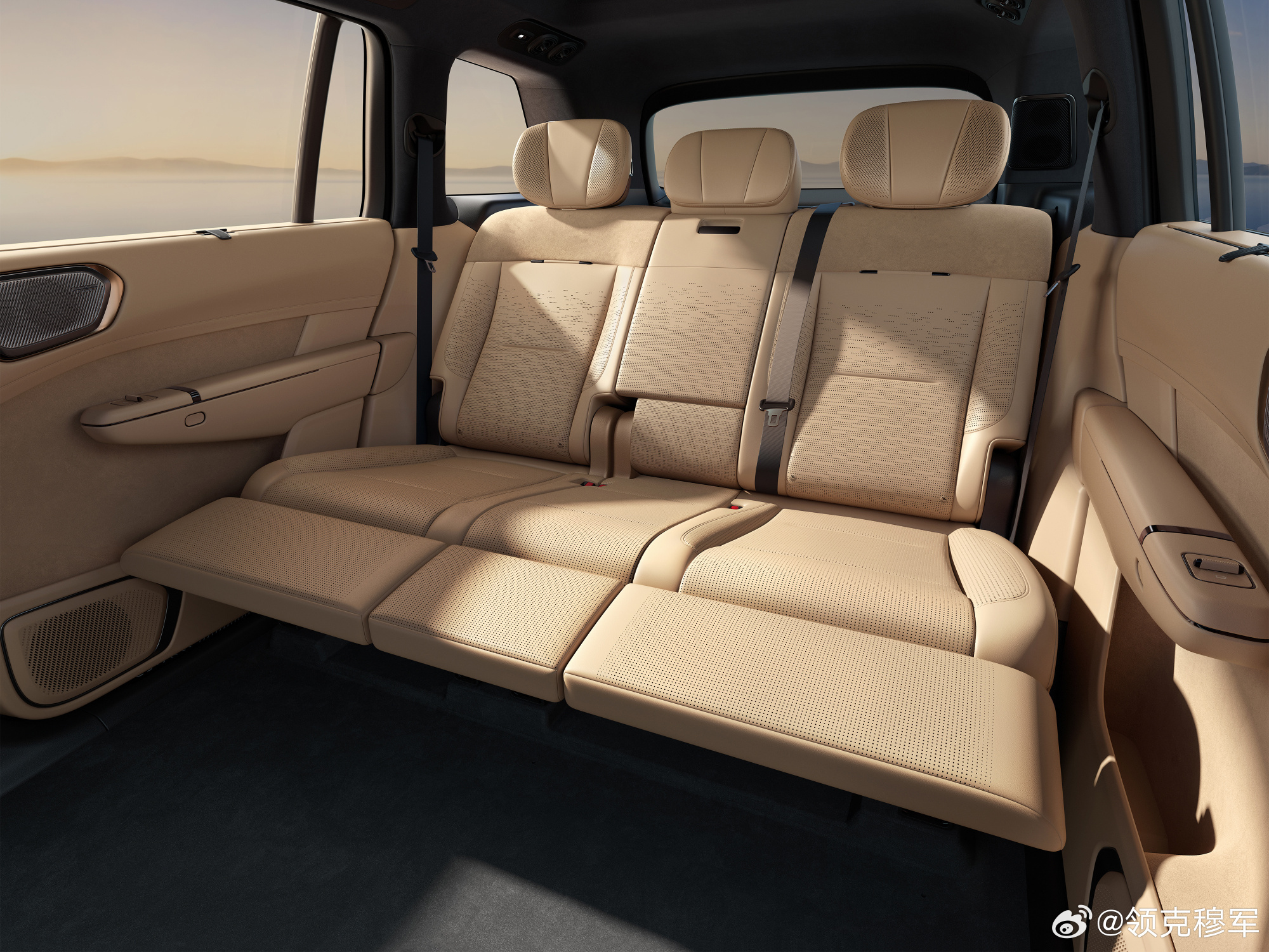 领克900全尺寸旗舰大五座SUV官宣亮相 日冕金车色+云绒棕座舱同步曝光