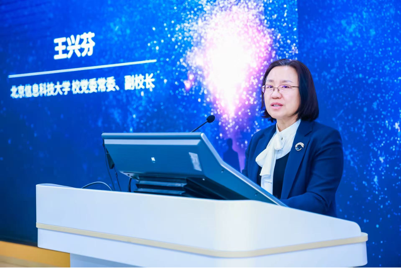 北京信息科技大学校党委常委、副校长王兴芬致词