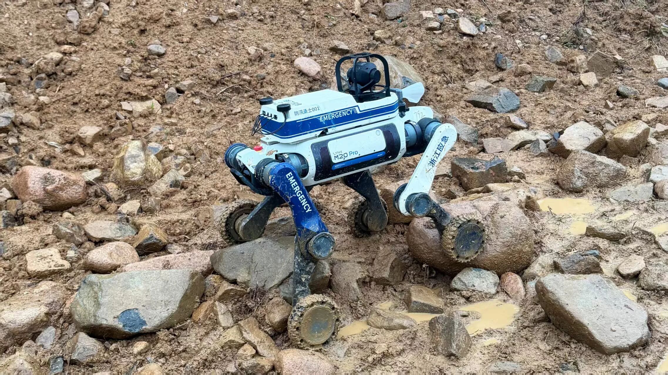 全国首个防汛防台具身智能机器人“AI防汛勇士”发布 同步开展实战演练