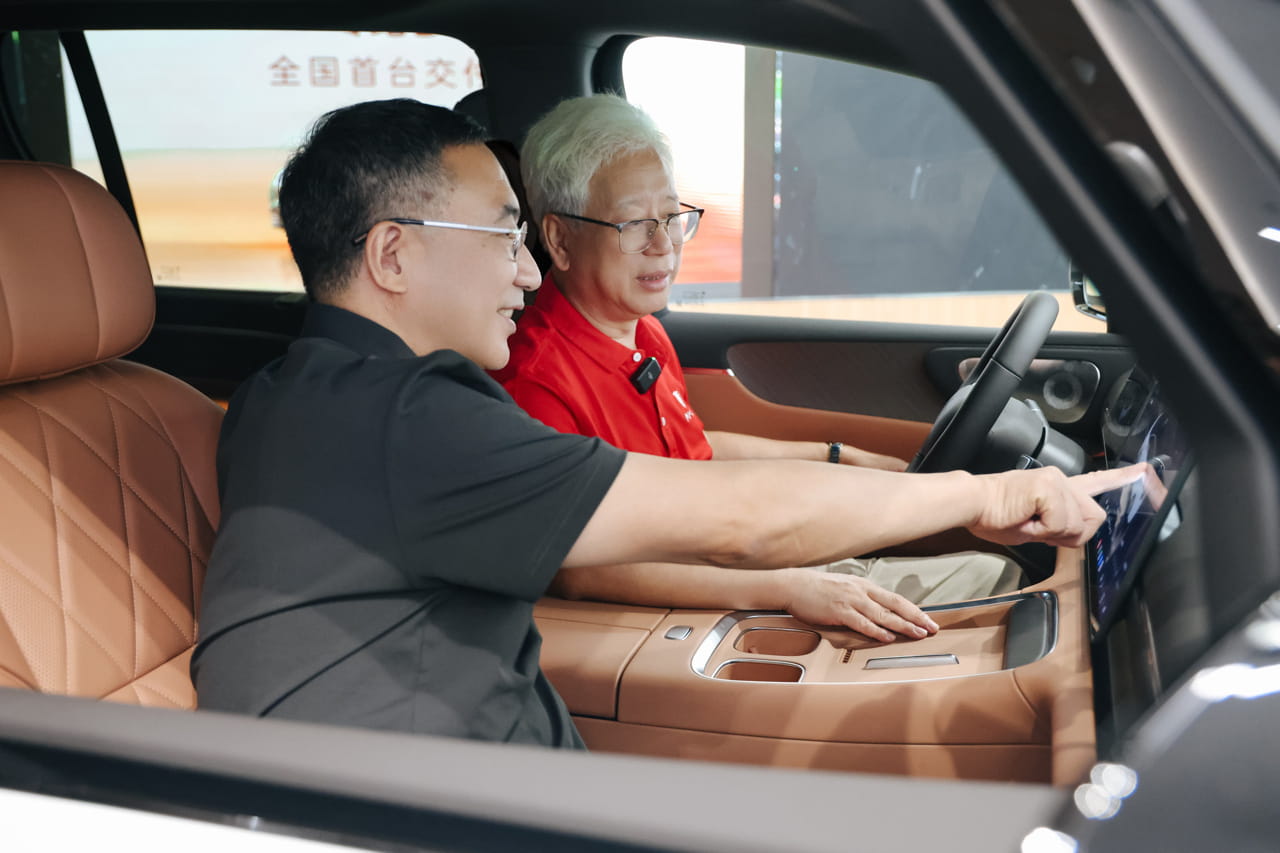 全国首台正式交付!零跑D99开启交付 24.98万起售全能旗舰MPV